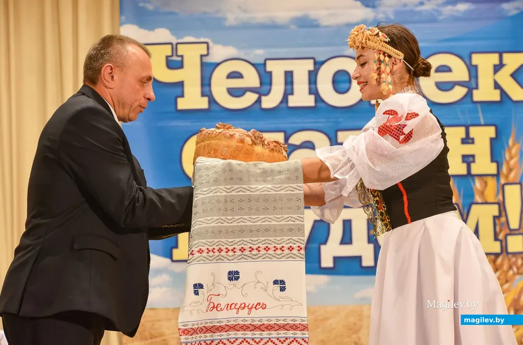 10.11.2018. Дожинки-2018 в Михалево, Бобруйский район. Символический каравай из муки нового урожая