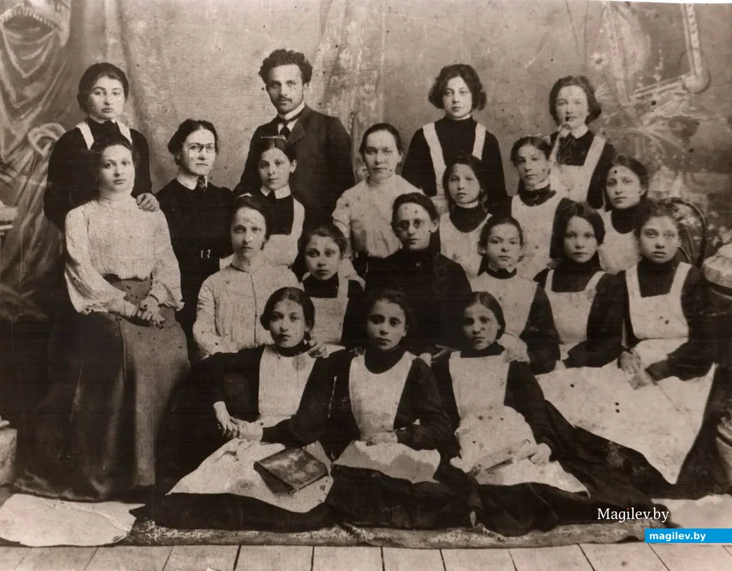 На фото 1904 года – ученицы прогимназии Якерсберга.