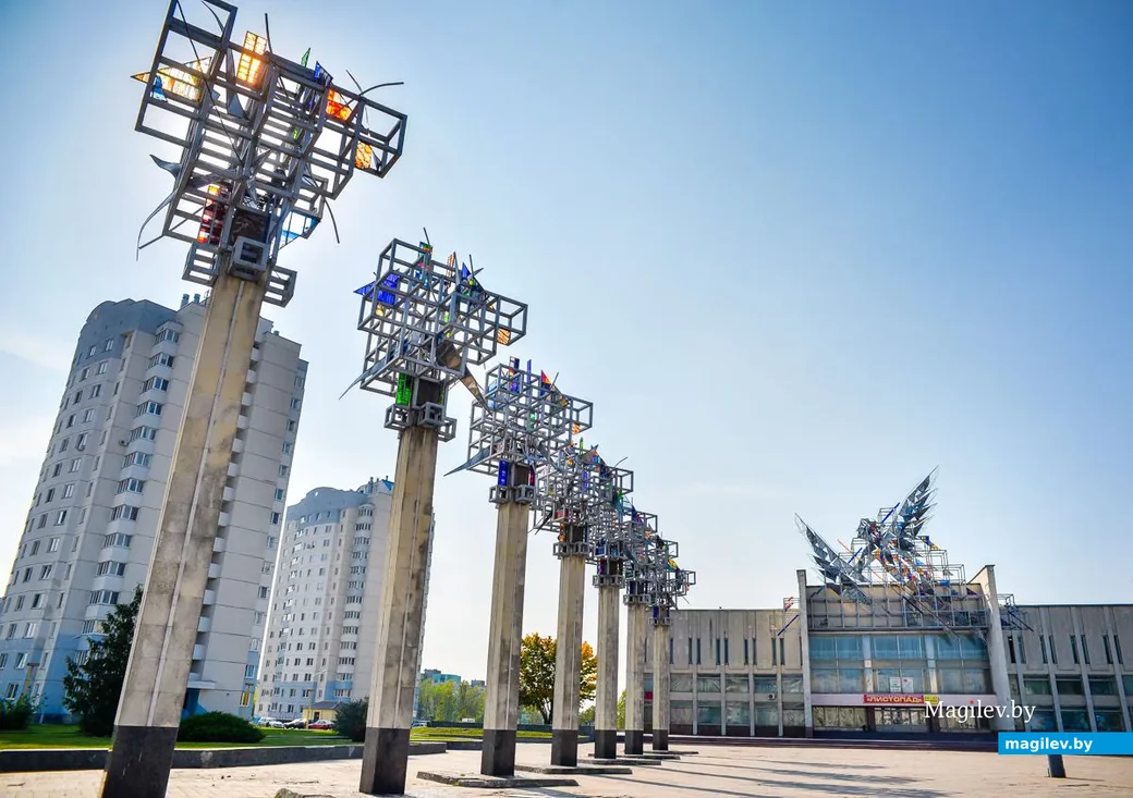 23.09.2015, Бобруйск. Строительство Молодежного парка. Архитектурные формы на площадке перед