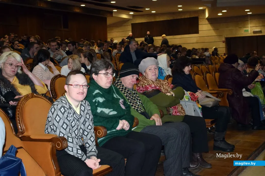 Полный зал