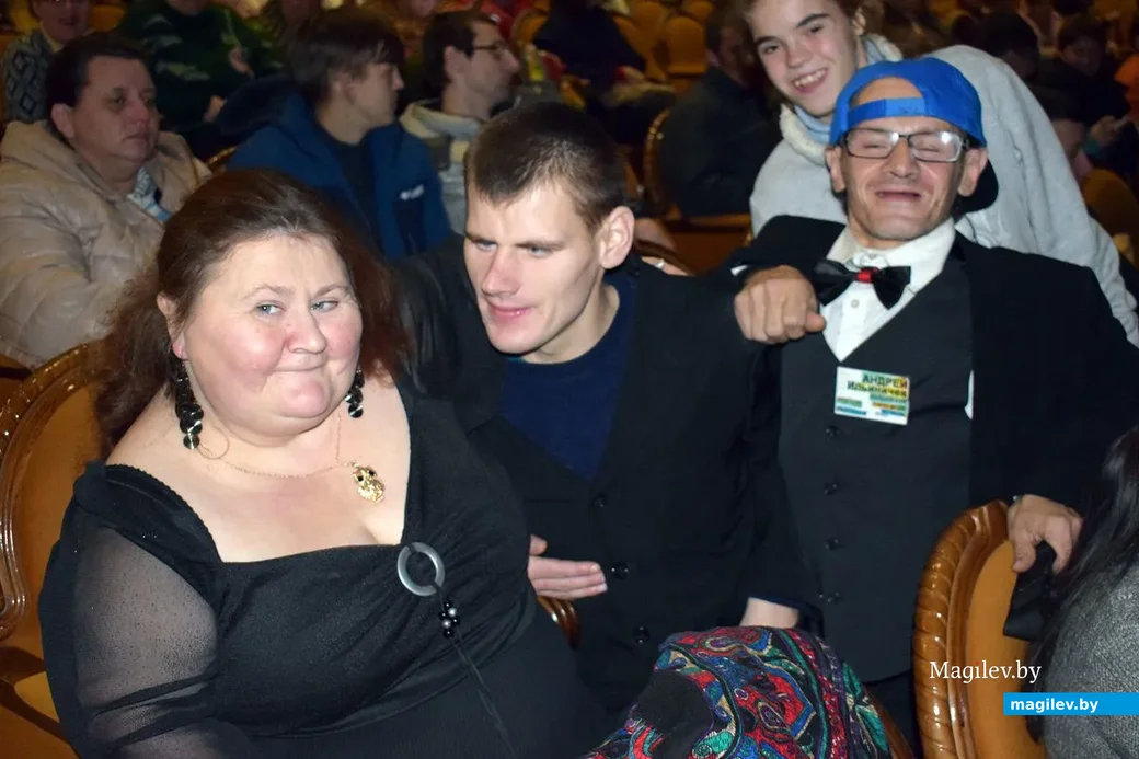 Друзья поздравляют Наталью Бородавку (слева) с Днём рождения