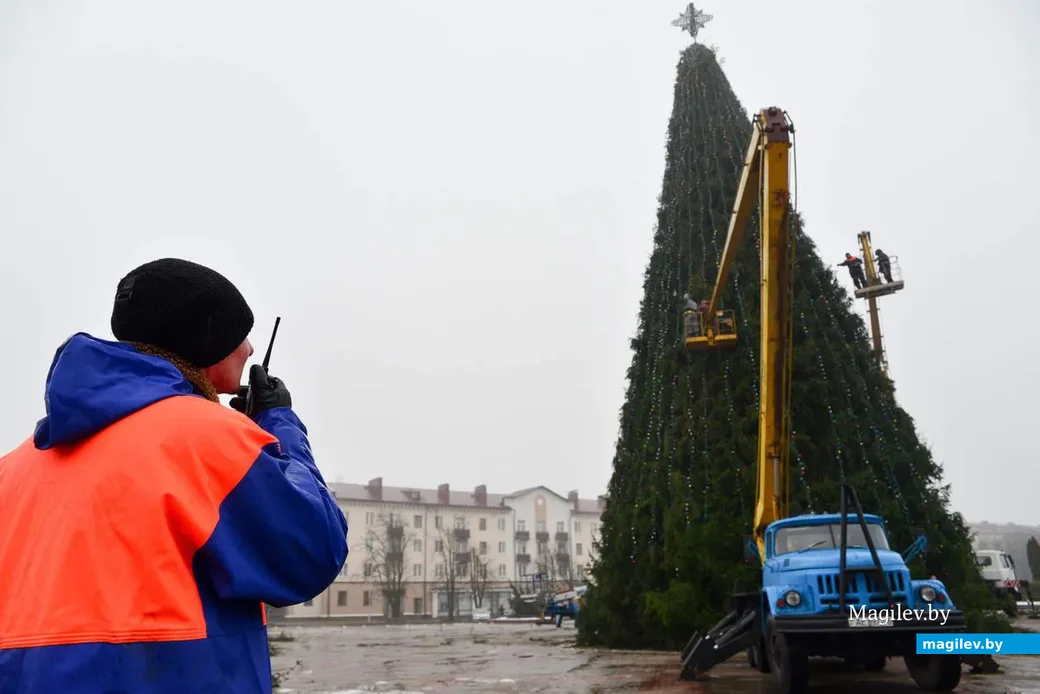 10.12.2018. Мастер БУКДДЭП Андрей Бережнюк руководит по рации действиями рабочих на вышке.