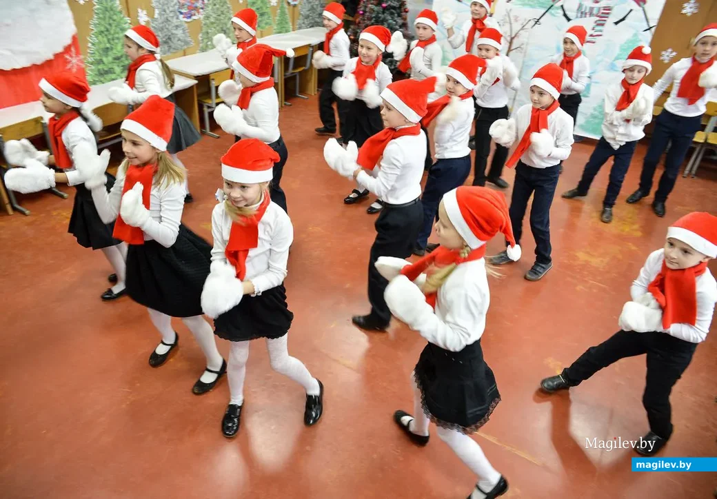 18.12.2018. В гимназии №2 прошел конкурс на лучшее новогоднее оформление кабинета, организованный