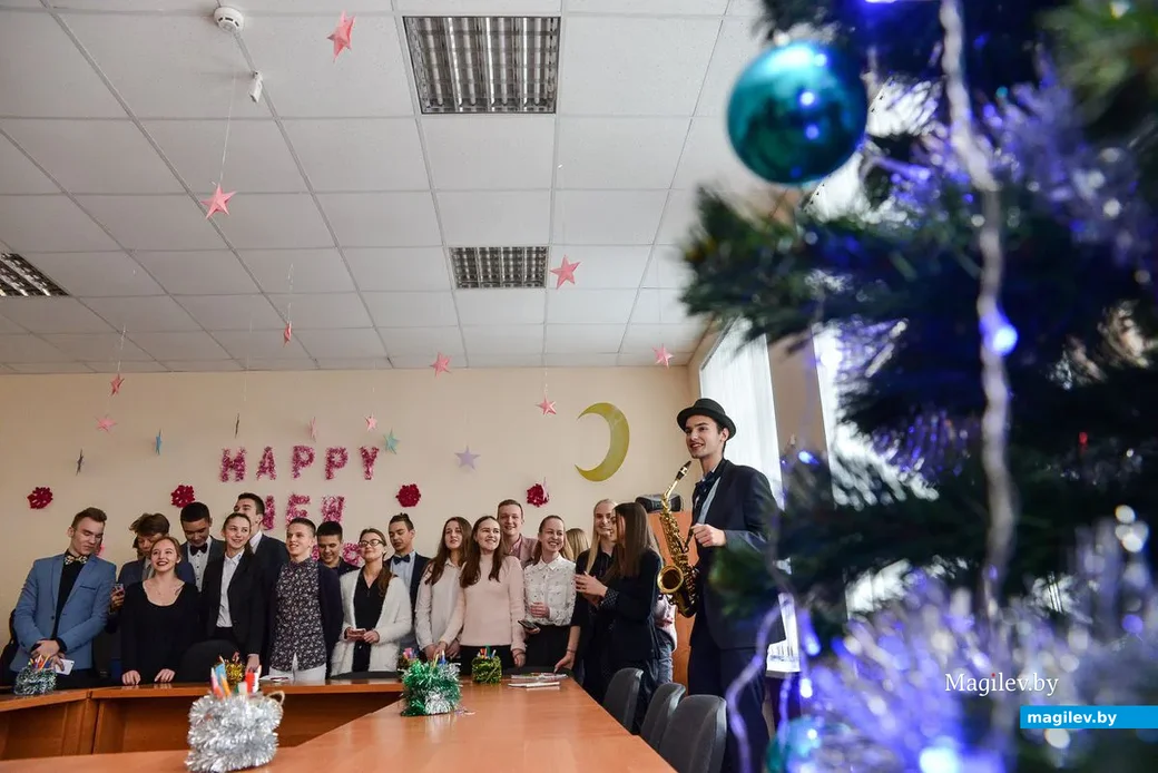 18.12.2018. В гимназии №2 прошел конкурс на лучшее новогоднее оформление кабинета, организованный
