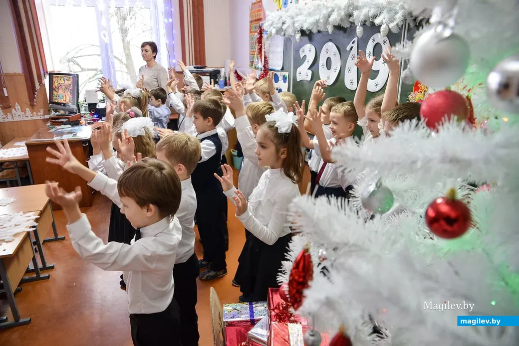 18.12.2018. В гимназии №2 прошел конкурс на лучшее новогоднее оформление кабинета, организованный