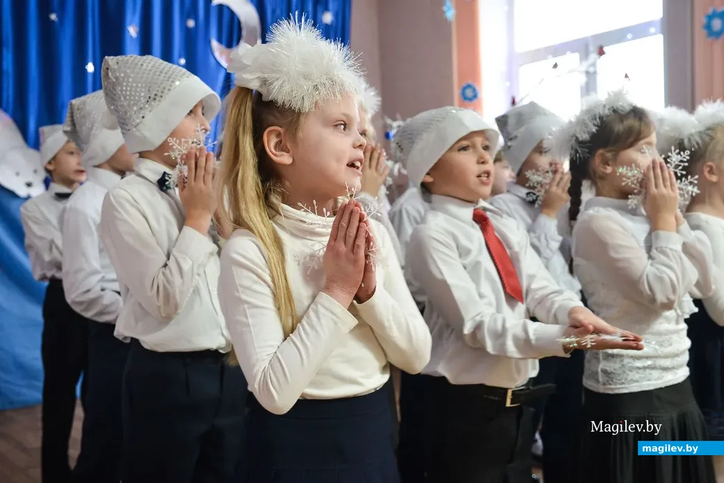 18.12.2018. В гимназии №2 прошел конкурс на лучшее новогоднее оформление кабинета, организованный