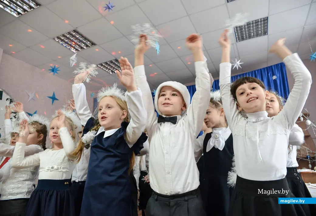 18.12.2018. В гимназии №2 прошел конкурс на лучшее новогоднее оформление кабинета, организованный