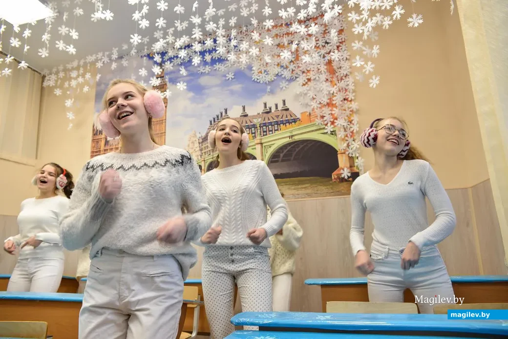 18.12.2018. В гимназии №2 прошел конкурс на лучшее новогоднее оформление кабинета, организованный