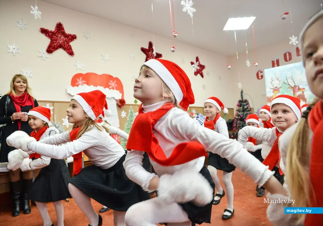 18.12.2018. В гимназии №2 прошел конкурс на лучшее новогоднее оформление кабинета, организованный