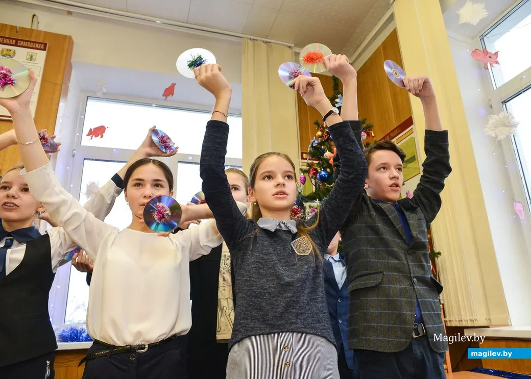 18.12.2018. В гимназии №2 прошел конкурс на лучшее новогоднее оформление кабинета, организованный