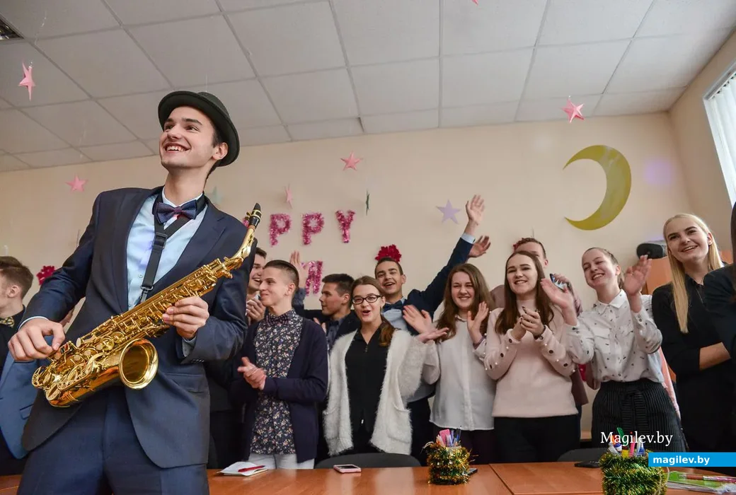 18.12.2018. В гимназии №2 прошел конкурс на лучшее новогоднее оформление кабинета, организованный