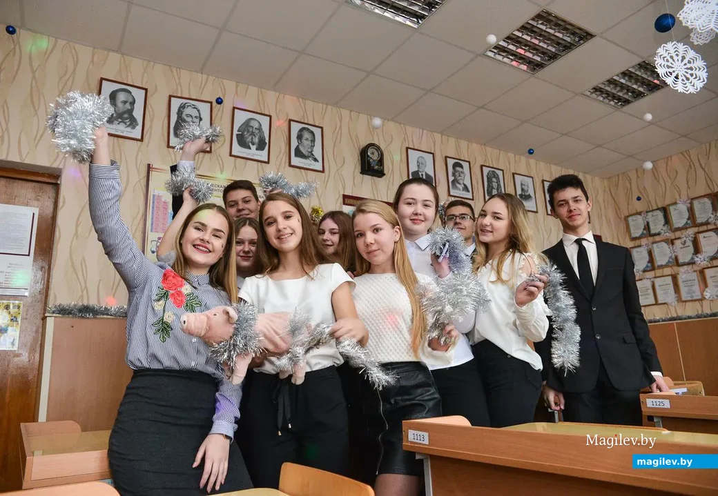 18.12.2018. В гимназии №2 прошел конкурс на лучшее новогоднее оформление кабинета, организованный