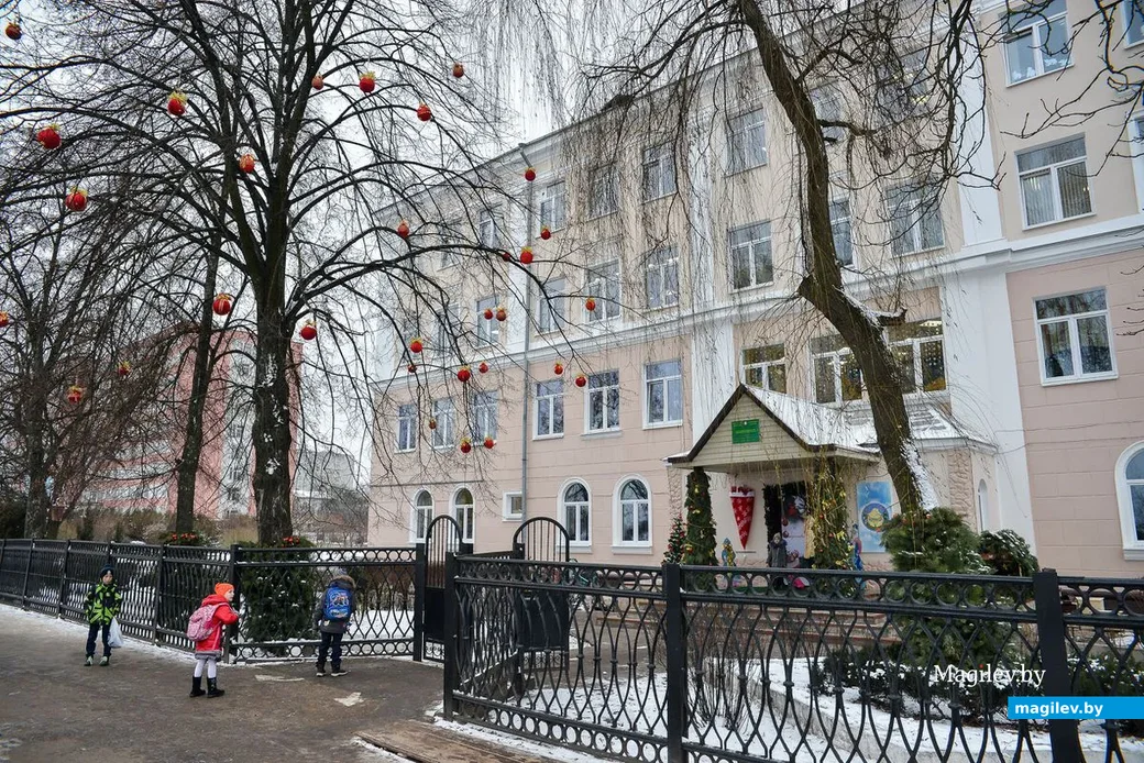 18.12.2018. В гимназии №2 прошел конкурс на лучшее новогоднее оформление кабинета, организованный