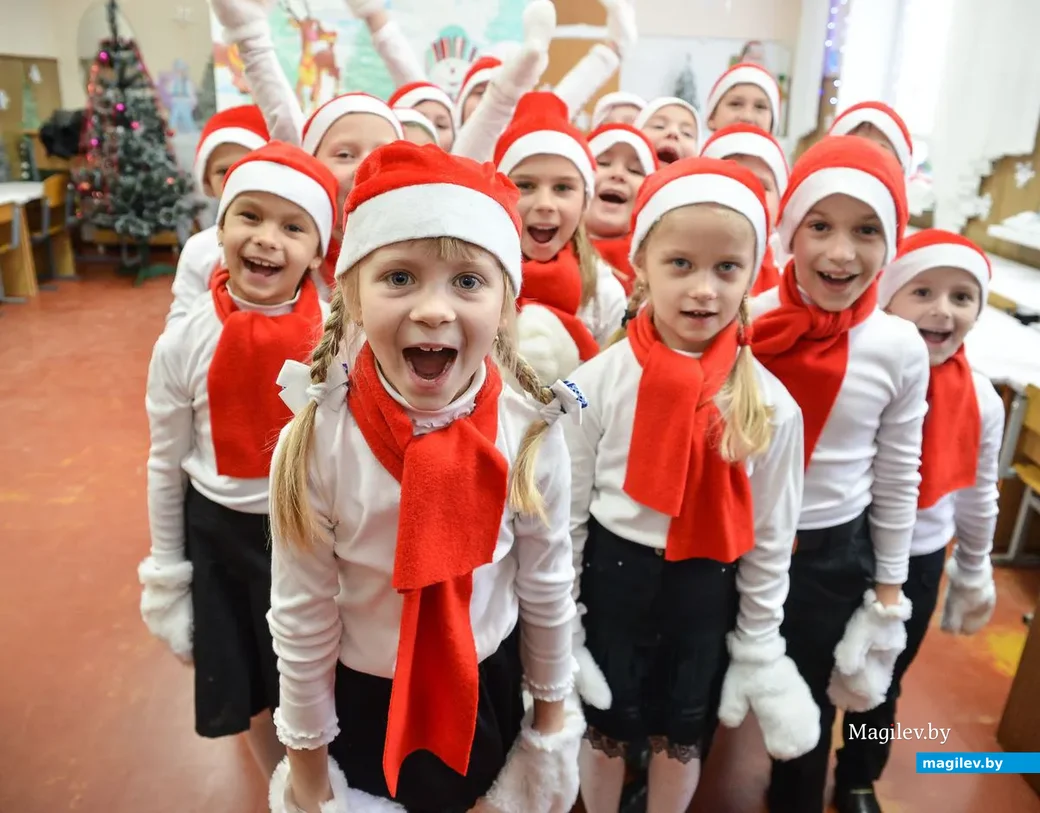 18.12.2018. В гимназии №2 прошел конкурс на лучшее новогоднее оформление кабинета, организованный