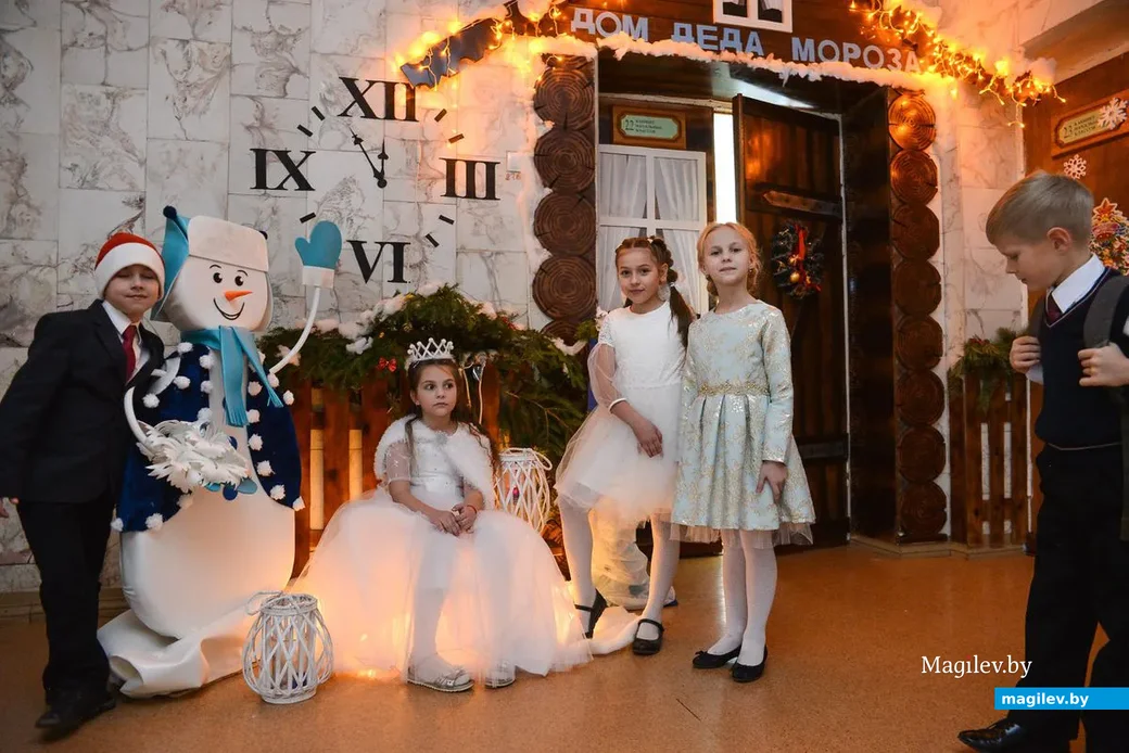 18.12.2018. В гимназии №2 прошел конкурс на лучшее новогоднее оформление кабинета, организованный
