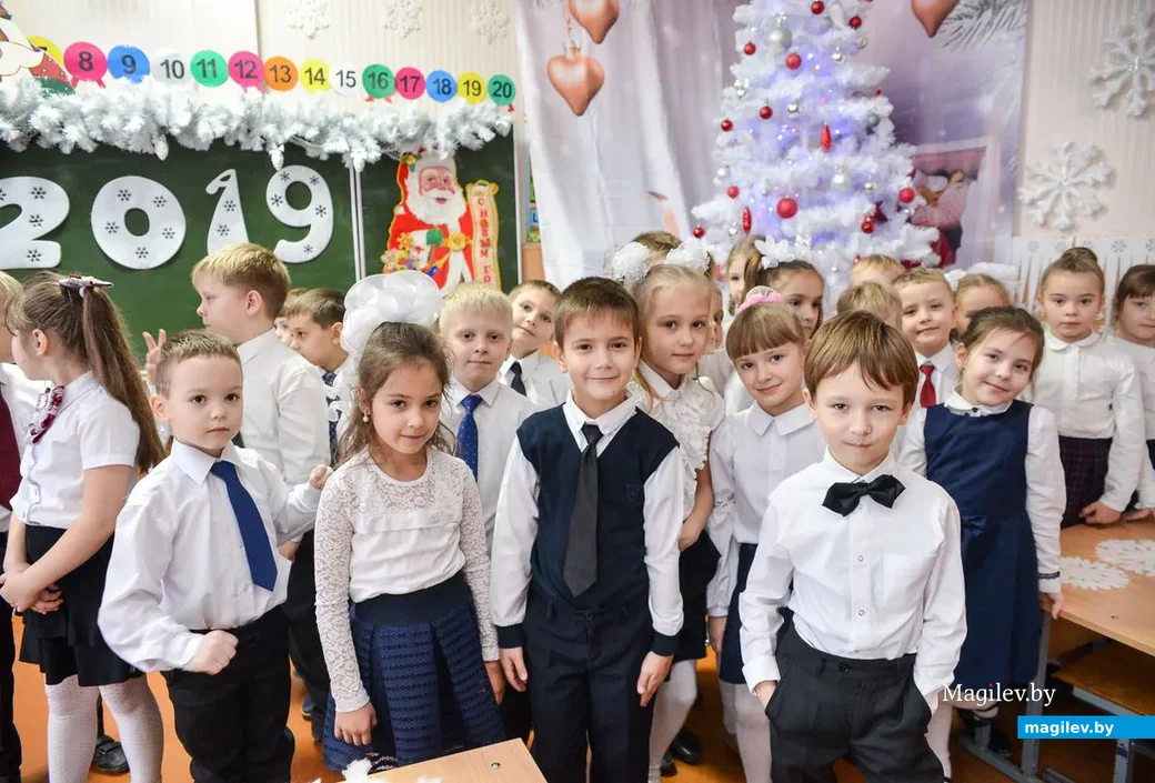 18.12.2018. В гимназии №2 прошел конкурс на лучшее новогоднее оформление кабинета, организованный