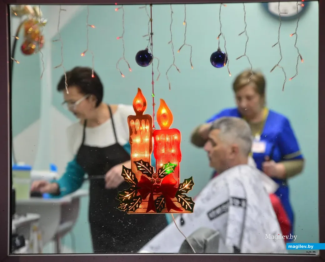 19.12.2018. Окно парикмахерской "Фантазия" на площади имени Ленина