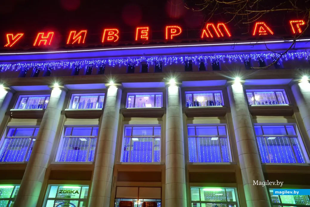 19.12.2018. Новогоднее украшение универмага на площади