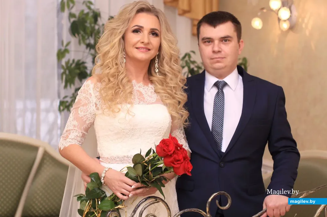Алена сейчас ухаживает за инвалидом, ее муж – логист.