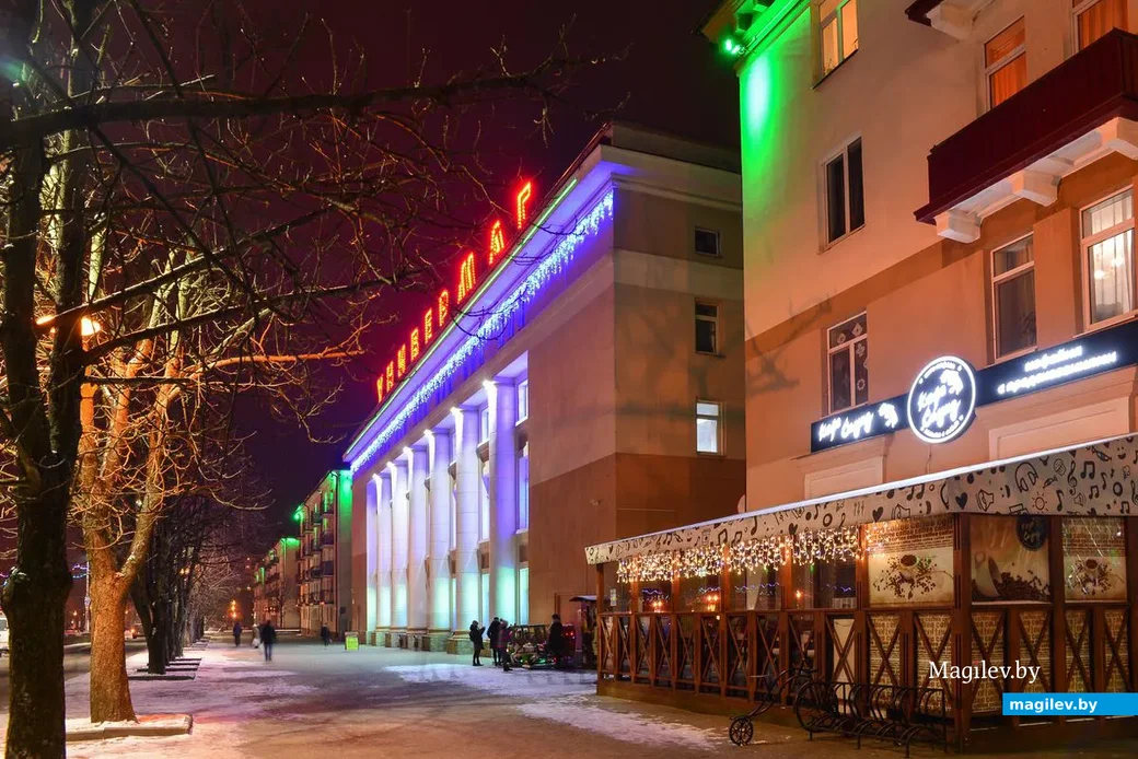 19.12.2018. Новогоднее украшение универмага на площади имени Ленина