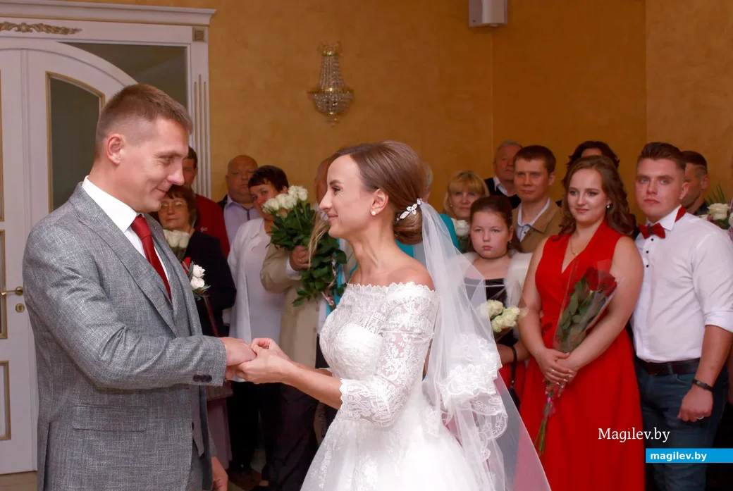 33-летняя Юлия Колосова и 35-летний Александр Григорьев зарегистрировали свой брак в Бобруйске