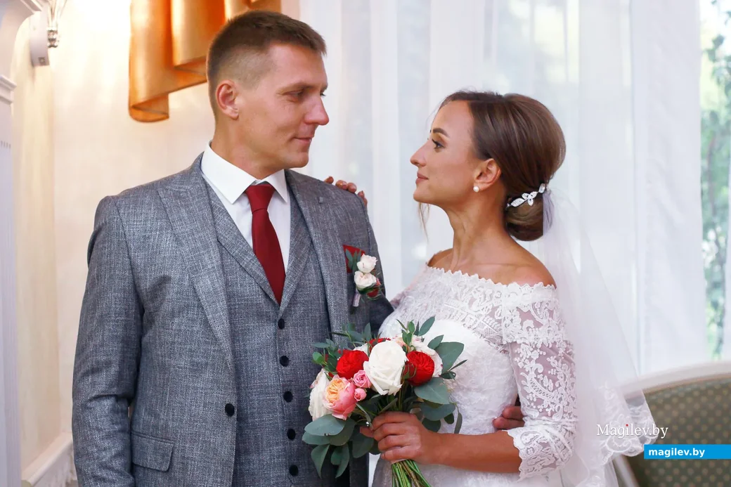 33-летняя Юлия Колосова и 35-летний Александр Григорьев зарегистрировали свой брак в Бобруйске