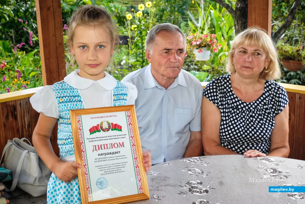 Лидия Степановна и Леонид Николаевич Кравченко с внучкой, 2019 год,