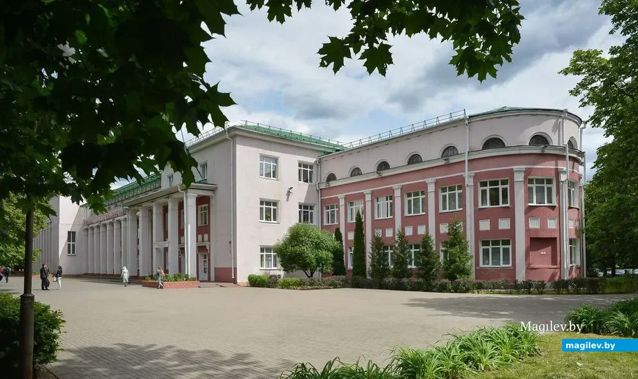 Бывший бобруйский гарнизонный Дом офицеров. Фото из архива редакции.