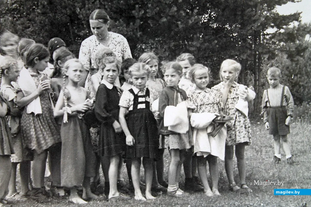 В пионерских лагерях эпохи 1950-х не было ни водопровода, ни электричества, а дети в них не