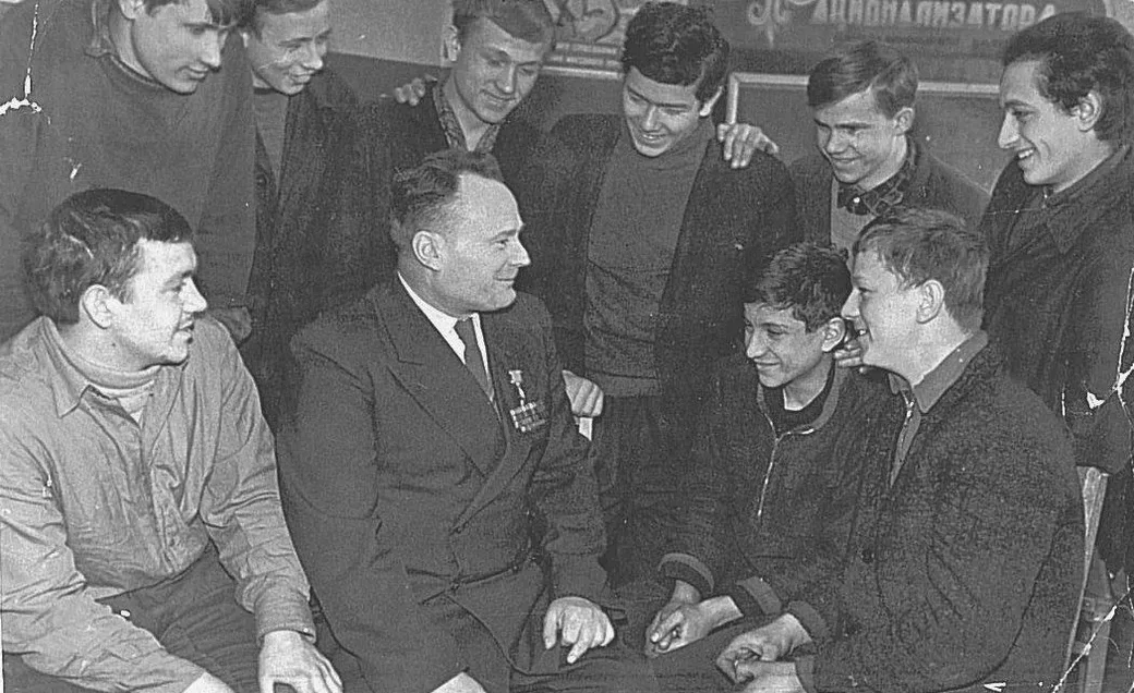 1964 год. Герой Советского Союза Василий Иванович Кузьминов беседует с молодыми (17-18 лет)