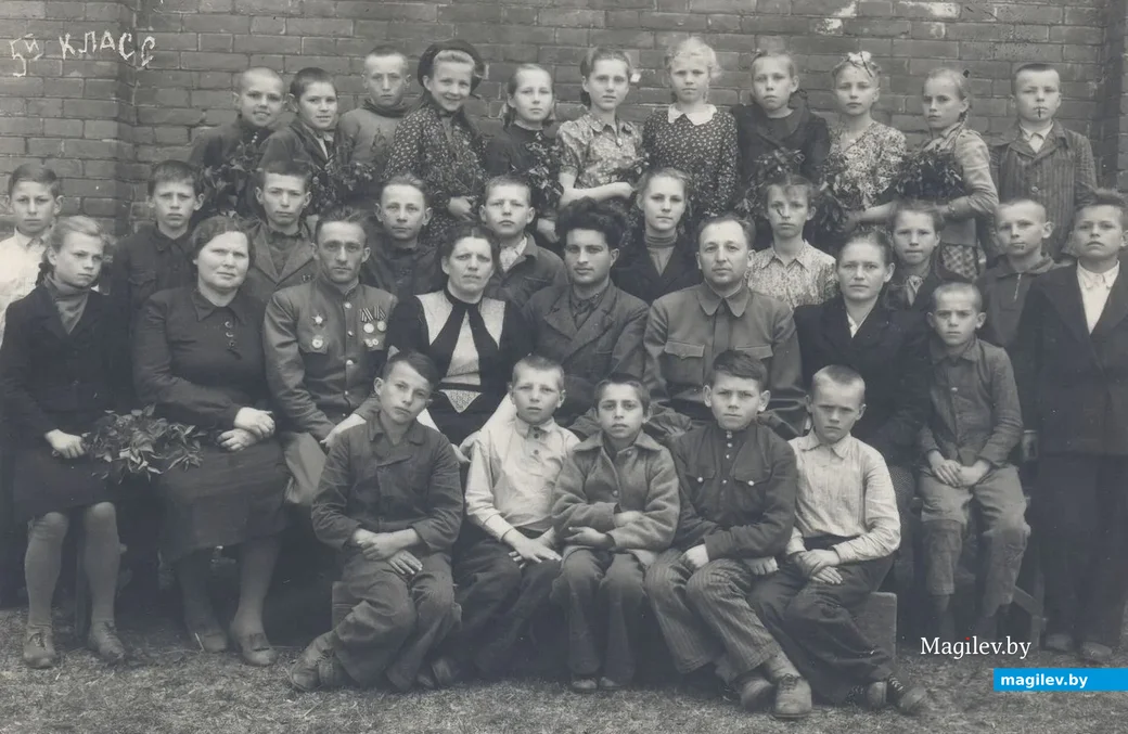 13 мая 1949 года. Выпуск 5-го «Б» класса СШ №6. Нина Свирко во втором ряду крайняя слева. Фото ИЗ