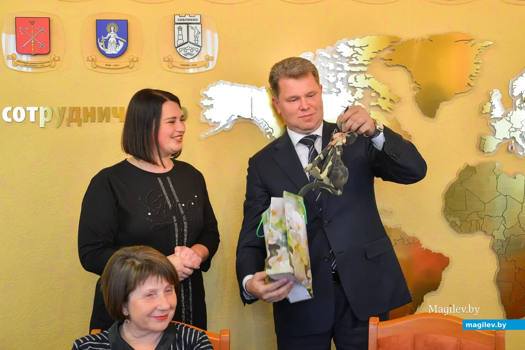 14.10.2019. Участницы торжественного приема в горисполкоме по случаю Дня матери преподнесли