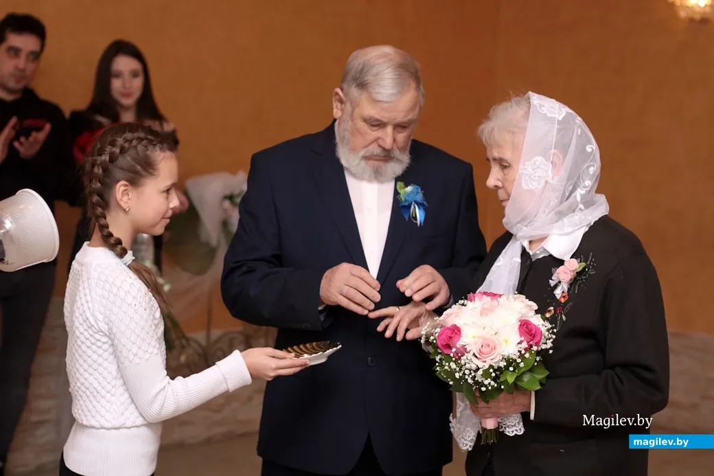 Иван Прокопович и Ираида Ефимовна Шулешко. Кольца им подает внучка.