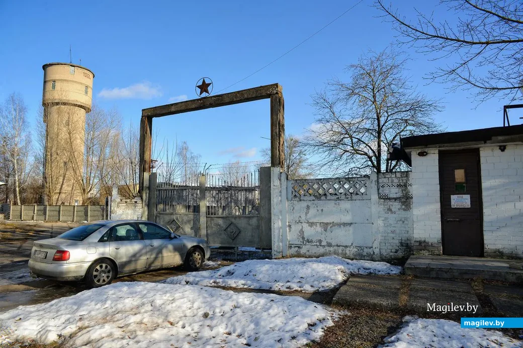 Ворота бывшего военного предприятия ДОК-47.