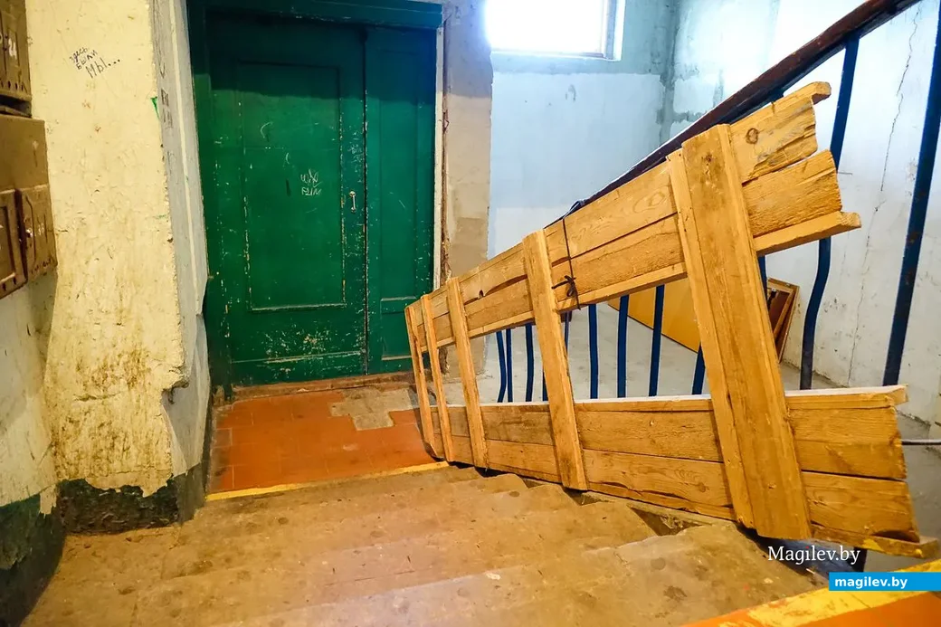 Самодельный откидной пандус в одном из домов по улице Сикорского.