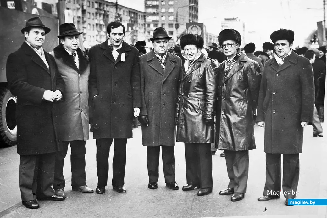 Среди товарищей молодости: Виктор Мороз – третий слева.