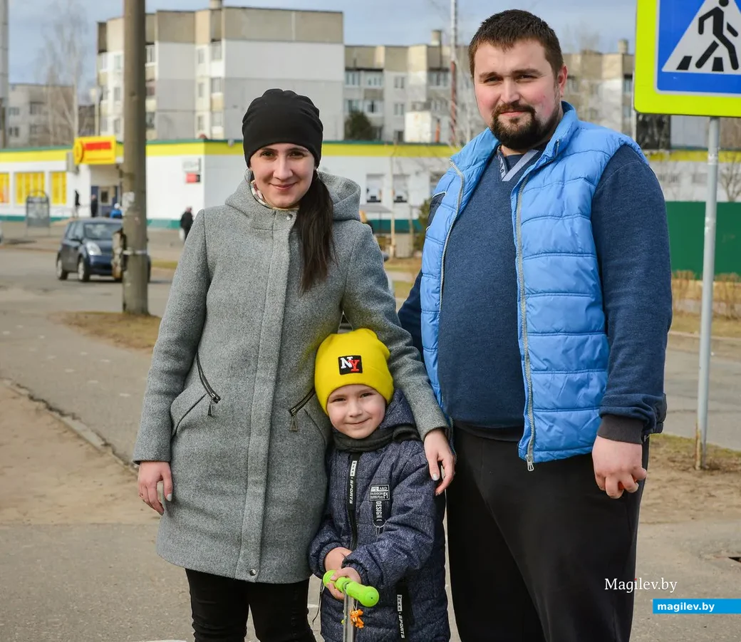 Андрей и Юлия Толстики с сыном Арсением.