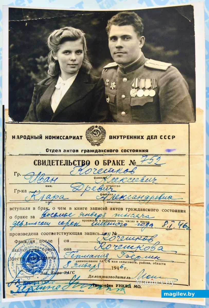 10.04.2019. Архивные фотографии в отделе загс Бобруйского горисполкома