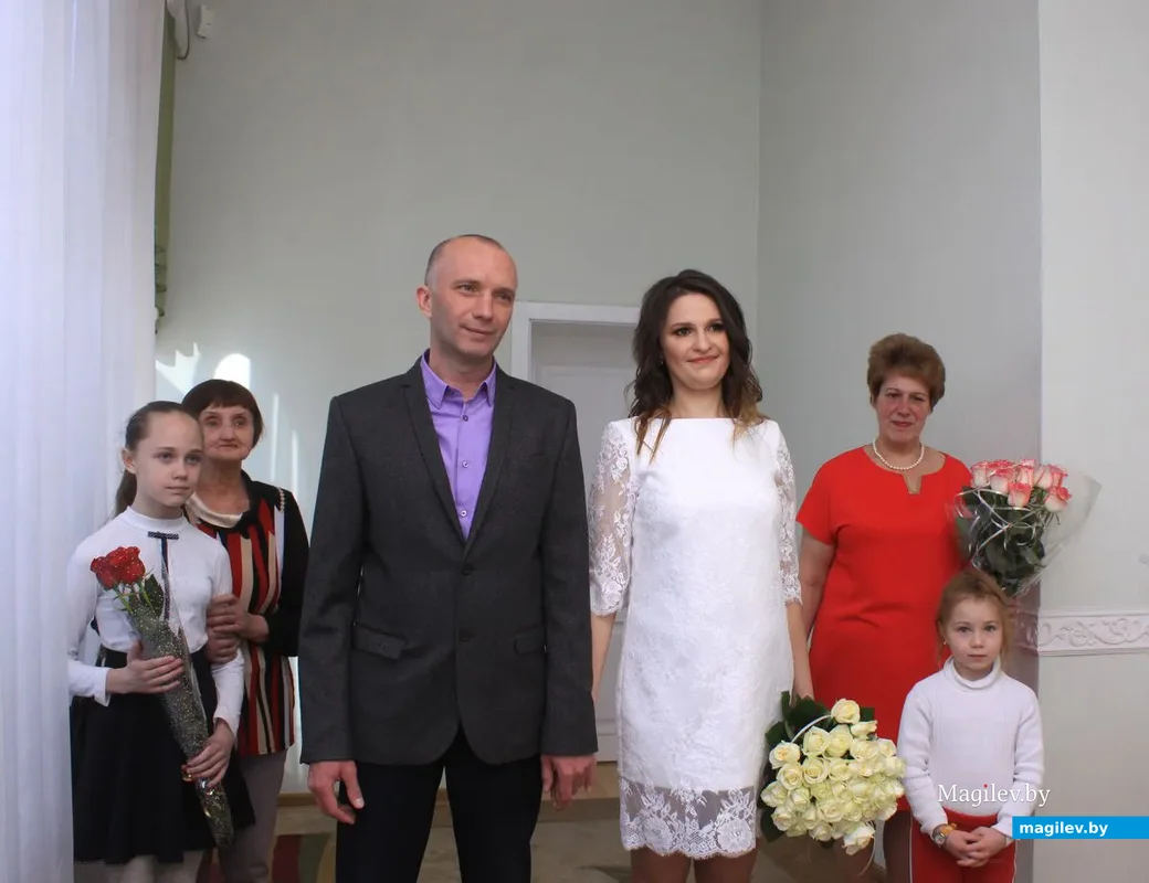 Елена Велес и Михаил Карпов зарегистрировали свой брак 12 апреля.