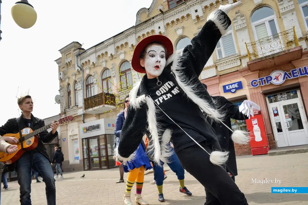 20.04.2019. Участники II открытого фестиваля клоунов «Клоун-шоу – 2019» прошлись по улице