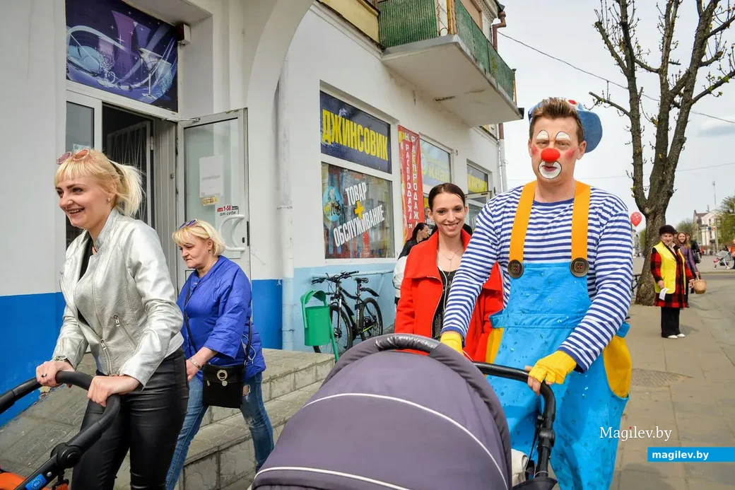 20.04.2019. Участники II открытого фестиваля клоунов «Клоун-шоу – 2019» прошлись по улице