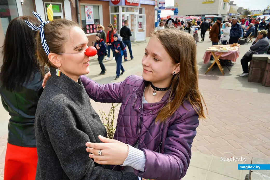 20.04.2019. Участники II открытого фестиваля клоунов «Клоун-шоу – 2019» прошлись по улице