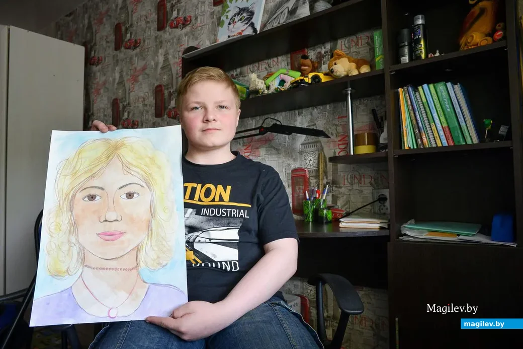 Илья любит рисовать. На этом рисунке изображена мама.
