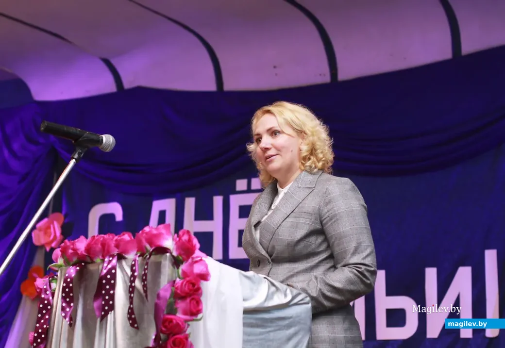 Марина Емельянова, начальник отдела ЗАГС Бобруйского райисполкома, поздравила свадебных