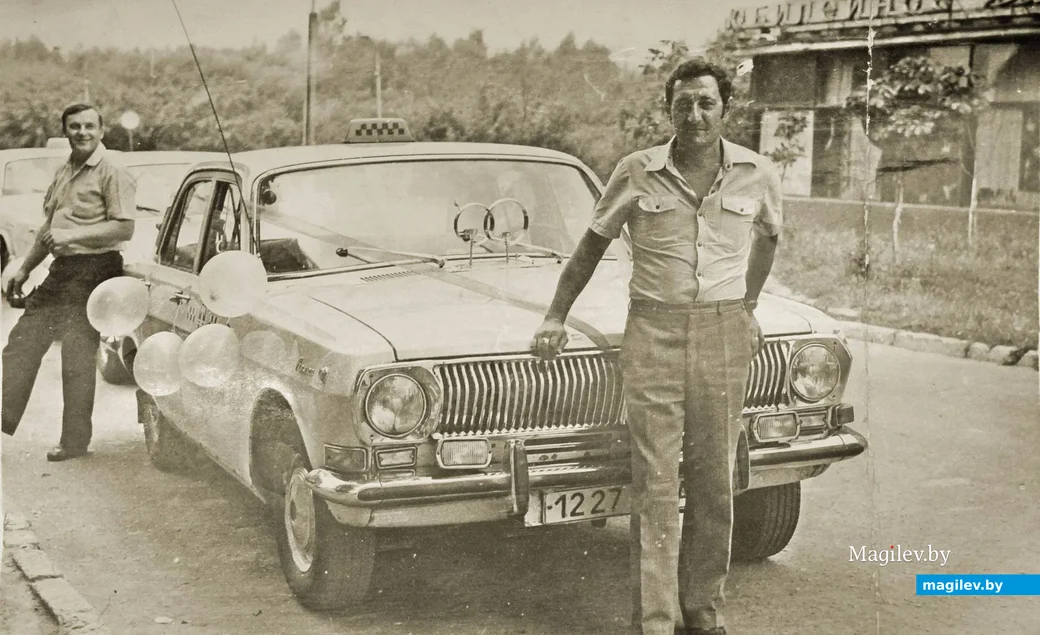 1975 год. Ефим Гренадер (на переднем плане) развозит бобруйскую свадьбу.