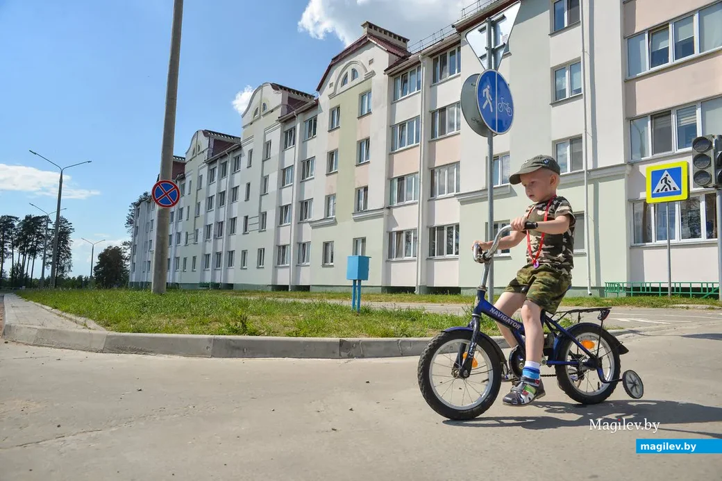 23.05.2019. Микрорайон Киселевичи. Юный велосипедист на улице Наумова