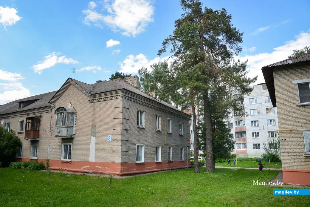 23.05.2019. Микрорайон Киселевичи. Старые кирпичные двухэтажные дома на ул. Горелика напоминают о