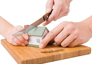 Мать с ребенком прописаны в доме у бабушки. Есть ли у них права на этот дом?