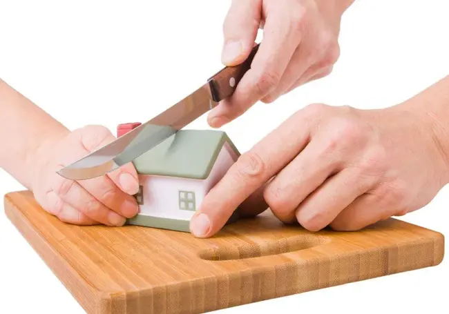 Мать с ребенком прописаны в доме у бабушки. Есть ли у них права на этот дом?