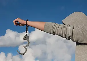 Выпили пива – и решили подзаработать: друзья обокрали частный дом